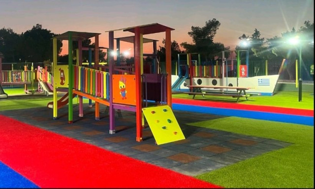 Καλαμαριά: Δέντρο έπεσε σε παιδική χαρά - Τραυματίστηκαν μητέρα και το 17 μηνών παιδί της