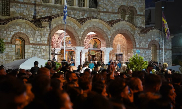 Αγρυπνία για τον Γιώργο Μαζωνάκη: Άγριο ξύλο έξω από το ναό σε επιδειξία