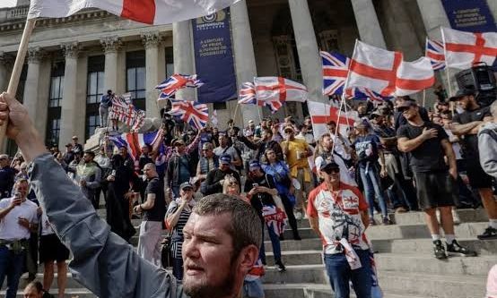 Βρετανία: Xάος στους δρόμους του Πόρτσμουθ - Διαδηλωτές κατά της μετανάστευσης κυνήγησαν αντιρατσιστές