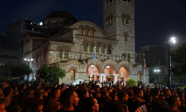 LIVEBLOG: Αγρυπνία για τον Γιώργο Μαζωνάκη: Λαοθάλασσα στη Νίκαια - Τραγούδια στο στερνό αντίο