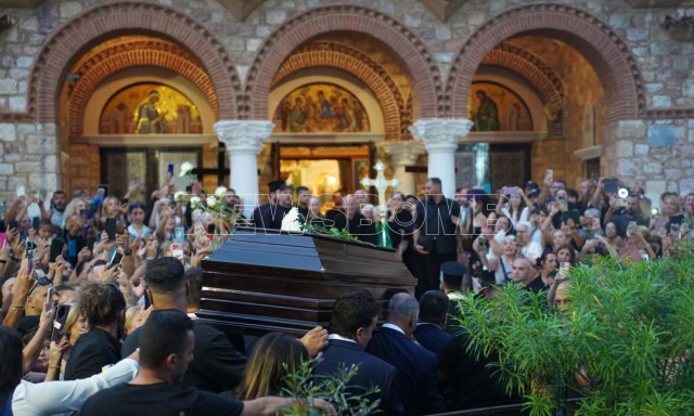 Η στιγμή που έφτασε η σορός του Γιώργου Μαζωνάκη - «Αθάνατος» φώναζε το συγκεντρωμένο πλήθος