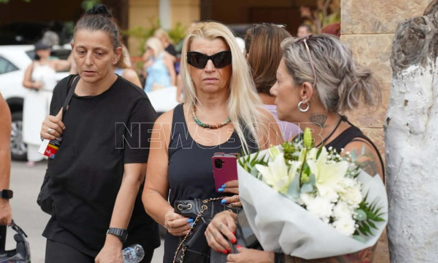 Γιώργος Μαζωνάκης: Μεγάφωνα με τα τραγούδια του έξω από την εκκλησία - Πλήθος κόσμου στη Νίκαια