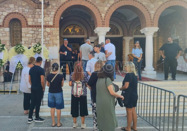 Γιώργος Μαζωνάκης - Αγρυπνία: «Είμαστε εδώ από τη νύχτα για τον δικό μας Γιώργο»