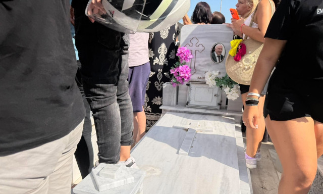 Κηδεία Γιώργου Μαζωνάκη: Πατούν στους τάφους για μια φωτογραφία