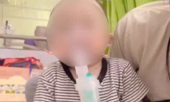 Σκληρές εικόνες: Νοσηλευτής «έκοψε κατά λάθος» το δάχτυλο ενός αγοριού ενός έτους με ψαλίδι