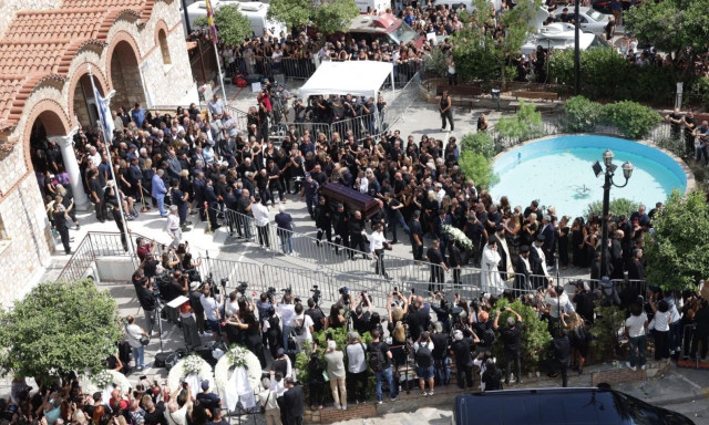 «Ο δικός μας Γιώργος»: Η Ελλάδα αποχαιρέτησε τον Γιώργο Μαζωνάκη - Με το «ανήκω σ' εμένα» η ταφή