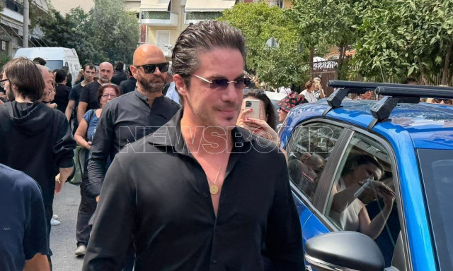 Γιώργος Μαζωνάκης: Φίλοι και συνεργάτες στην κηδεία του - Στην Αγία Τριάδα για το τελευταίο αντίο