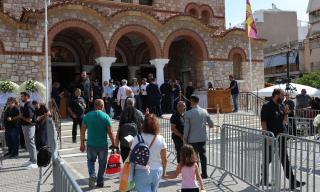 Κηδεία Μαζωνάκη: Οι γονείς του τραγουδιστή φθάνουν στον Ιερό Ναό για την εξόδιο ακολουθία