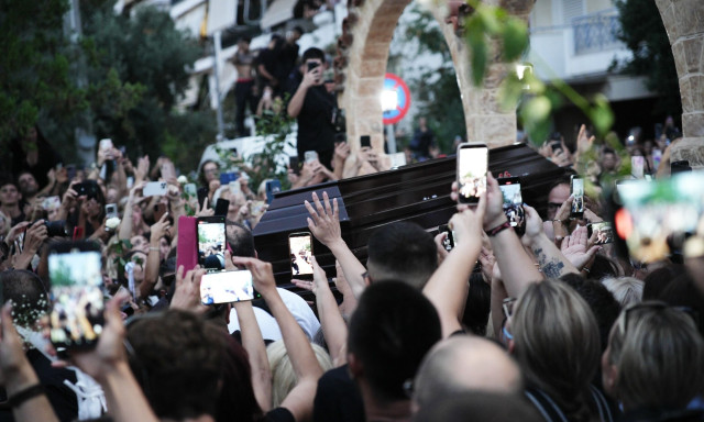 Συντετριμμένη η Αλεξάνδρα Παλαιολόγου στην αγρυπνία του Μαζωνάκη: «Πλάσμα μου, άγγελέ μου»