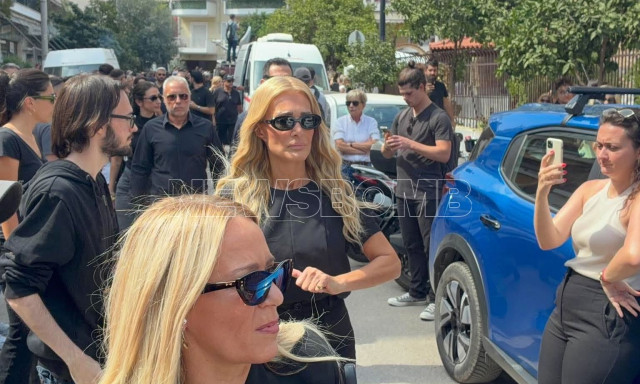 Γιώργος Μαζωνάκης: Φίλοι και συνεργάτες στην κηδεία του - Στην Αγία Τριάδα για το τελευταίο αντίο