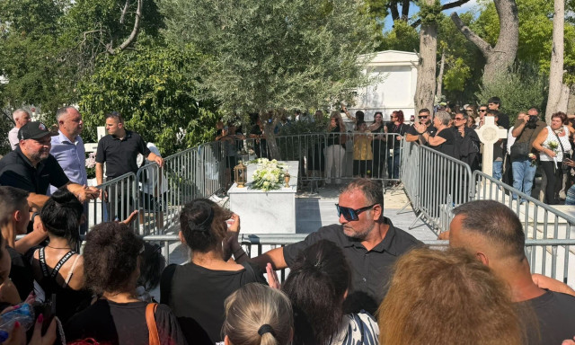 Γιώργος Μαζωνάκης: Με το «Ανήκω σε μένα» το σπαρακτικό αντίο του κόσμου στο Γ΄ Νεκροταφείο Νίκαιας