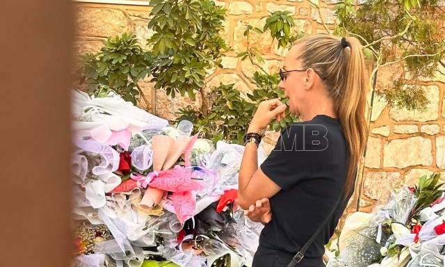 Κηδεία Γιώργου Μαζωνάκη: Συντετριμμένη έξω από τον Ιερό Ναό η αδελφή του, Βάσω