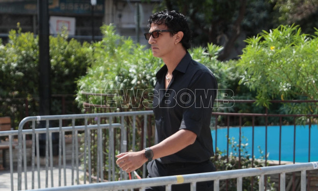 Γιώργος Μαζωνάκης: Φίλοι και συνεργάτες δίνουν το «παρών» στην κηδεία του - Στην Αγία Τριάδα για το τελευταίο αντίο
