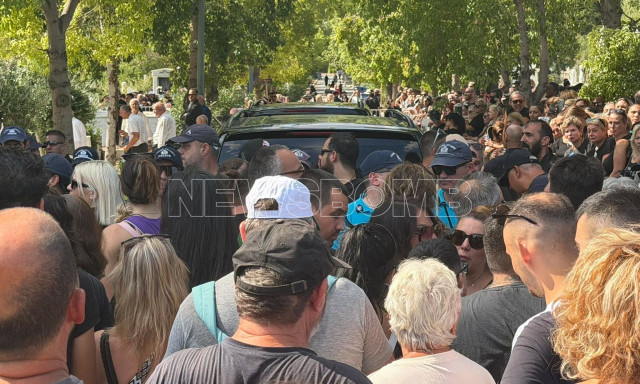 LIVEBLOG: Πλήθος κόσμου στο τελευταίο χειροκρότημα για τον Μαζωνάκη
