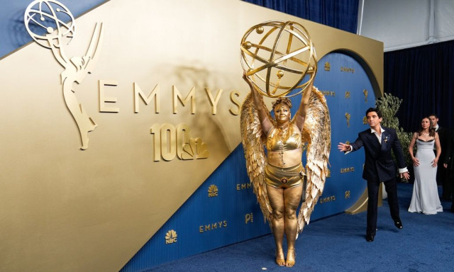 Βραβεία Emmy 2026: Ηθοποιός έγινε… το αγαλματάκι των Emmy - Βάφτηκε χρυσή και εμφανίστηκε με φτερά