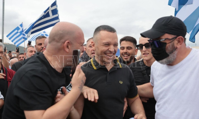 Αποφυλακίστηκε ο Ηλίας Κασιδιάρης: Υποστηρικτές του τον περίμεναν έξω από τη φυλακή