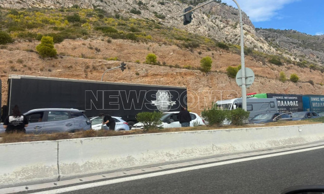 Κλειστή η Ε.Ο. Αθηνών – Κορίνθου: Πρωτοφανείς εικόνες με οδηγούς να ξεκουράζονται στο οδόστρωμα 