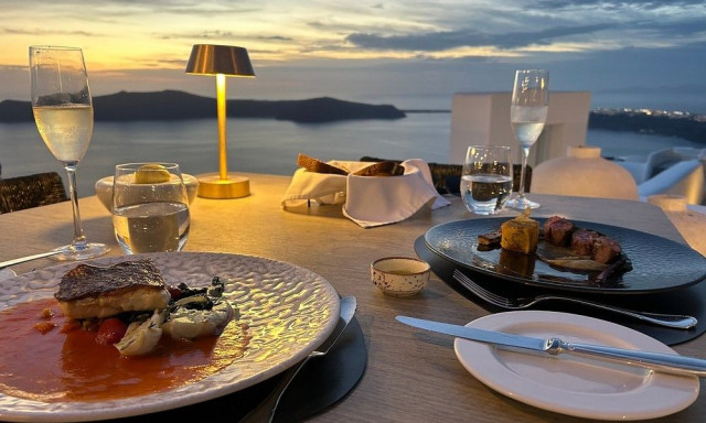 Tripadvisor: Τα 25 καλύτερα εστιατόρια στον κόσμο για το 2026 – Στη 12η θέση η Σαντορίνη