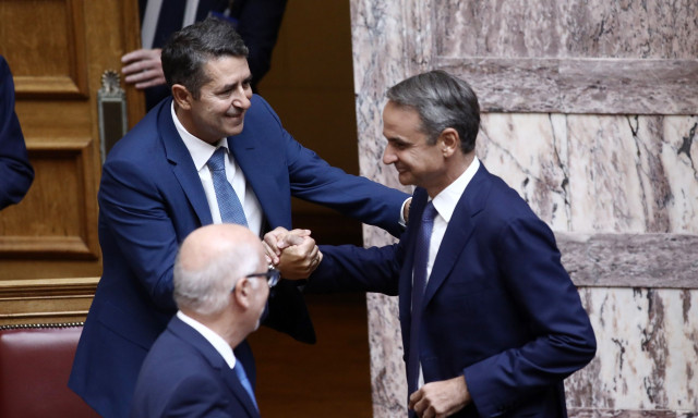 Η επιστροφή Μυλωνάκη στη Βουλή και το καλωσόρισμα Μητσοτάκη