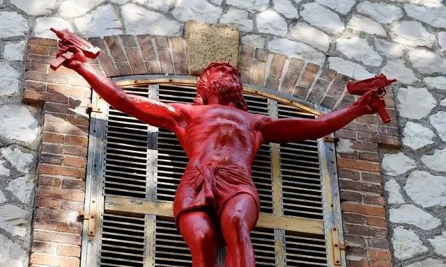 Σάλος από άγαλμα κατακόκκινου Χριστού με υποπολυβόλα στα χέρια σε έκθεση στη Μασσαλία