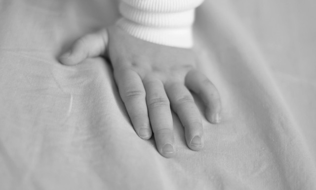 Χανιά: Ελεύθερη η 18χρονη που χτύπησε το 17 ημερών βρέφος - Της απαγορεύτηκε να ξαναδεί το παιδί της