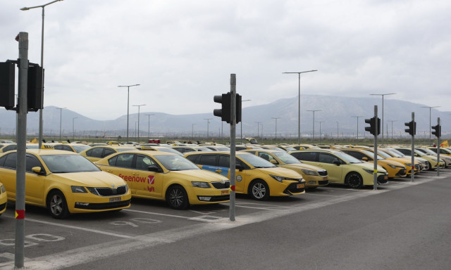 Αυξήσεις στα κόμιστρα των ταξί: Πώς διαμορφώνονται οι τιμές στα αεροδρόμια Αθήνας και Θεσσαλονίκης