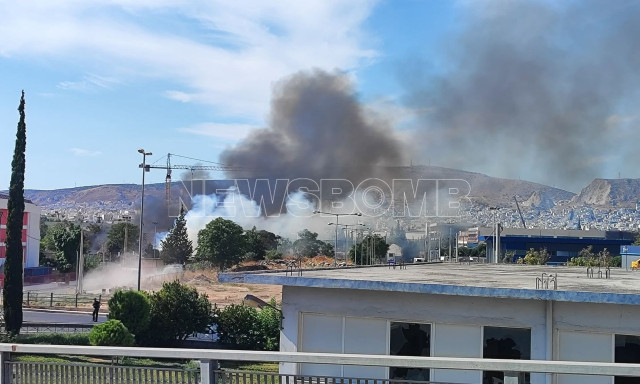 Μεγάλη φωτιά στου Ρέντη - Καίγονται λάστιχα και παλέτες - Χτύπησε το 112