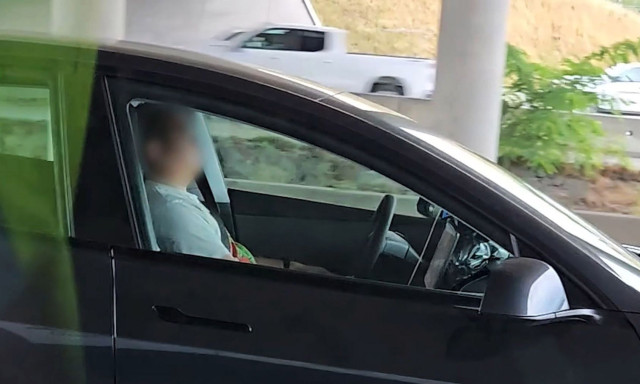 Οδηγοί κοιμούνται με το Tesla FSD και προκαλούν παρέμβαση στις ΗΠΑ