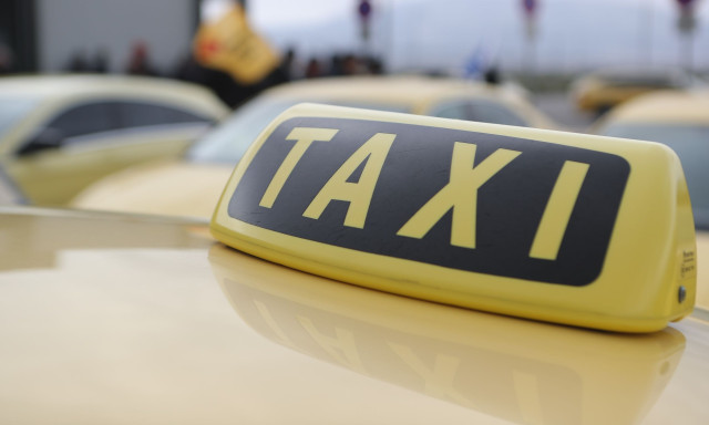 Ταξί: Ποιες είναι οι νέες τιμές διαδρομών από και προς τα αεροδρόμια Αττικής και Θεσσαλονίκης