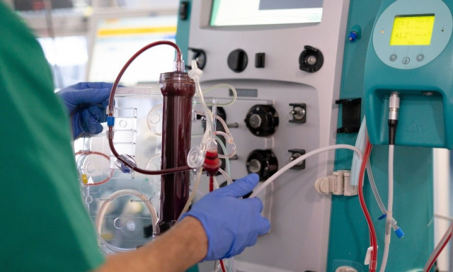 Έρευνα και στην Κύπρο για κέντρα πλασμαφαίρεσης - Στο μικροσκόπιο άδειες, γιατροί και εξοπλισμός