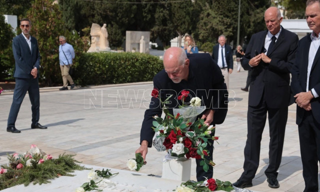 Στον τάφο του Ανδρέα τα παιδιά του Παπανδρέου μετά την κηδεία της Μαργαρίτας