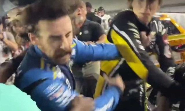NASCAR: Δύο οδηγοί μετέτρεψαν σε ρινγκ τα pits – Έριξαν μπουνιές και κλωτσιές – Βίντεο