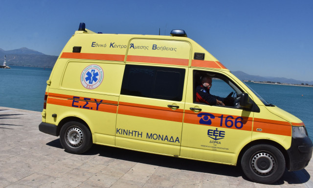 Σύρος: Κύλησε το αυτοκίνητο και τον σφήνωσε ενώ το έπλενε - Τραυματίστηκε σοβαρά 72χρονος