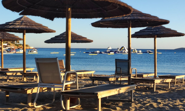 Βουλιαγμένη: Πώς ξεκίνησε ο καβγάς για τις ξαπλώστρες - «Αυτός με χτύπησε» λέει ο 76χρονος