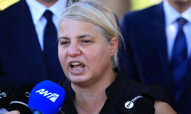 Τέμπη: Βουρκωμένη κατέθεσε η Άλμα Λάττα, μητέρα της Κλαούντια - Λιποθύμησε μέσα στην αίθουσα