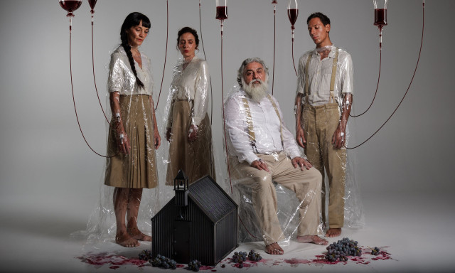 Πρώτες Φωτογραφίες από το «Dogville» σε σκηνοθεσία του Άρη Μπινιάρη