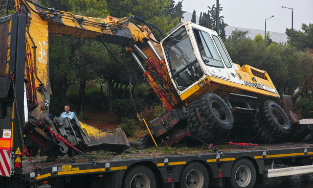 Λεωφόρος Βουλιαγμένης: Δίπλωσε νταλίκα και έπεσε ο εκσκαφέας που κουβαλούσε
