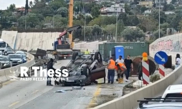 Θεσσαλονίκη: ΙΧ εξετράπη στον Περιφερειακό και κατέληξε τουμπαρισμένο σε εργοτάξιο