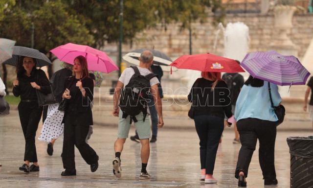 Πρώτη φθινοπωρινή βροχή στην Αθήνα - Με ομπρέλες στους δρόμους οι Αθηναίοι - Δείτε εικόνες
