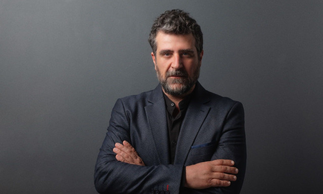 Πελτέκης: Η παράσταση «Αυτή η νύχτα μένει» φωτίζει την Ελλάδα της υπερβολής και της αυθεντικότητας