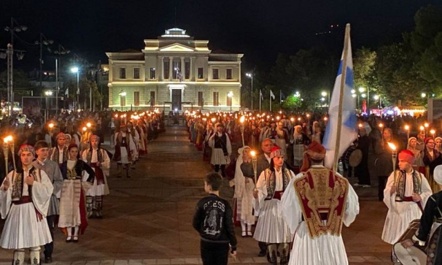 Η Τρίπολη τίμησε την 23η Σεπτεμβρίου με πομπή, δάδες και παραδοσιακούς χορούς