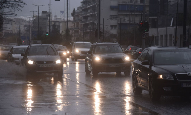 Κίνηση τώρα: Καραμπόλα τεσσάρων ΙΧ στον Καρέα – Στο «κόκκινο» οι δρόμοι της Αττικής