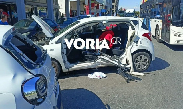 Σοβαρό τροχαίο στη Θεσσαλονίκη: Έπαθε επιληπτική κρίση στο τιμόνι και παρέσυρε 3 ΙΧ και μηχανάκι