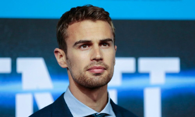 Theo James: Συγκινεί μιλώντας για τον Έλληνα γιατρό παππού του που διέφυγε από τους Ναζί