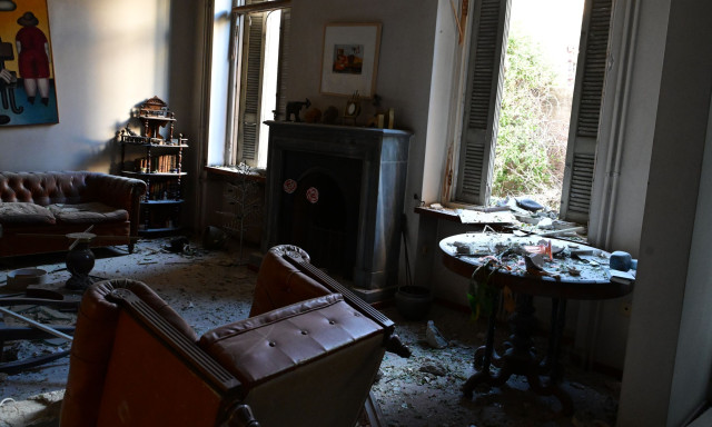 Πλάκα: Μεγάλες ζημιές στο εσωτερικό και διπλανού κτιρίου μετά την έκρηξη και την κατάρρευση