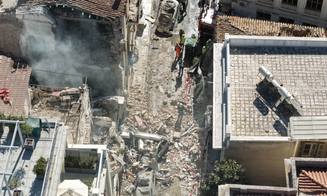 Πλάκα: «Χειρουργική» επιχείρηση για τυχόν εγκλωβισμένους στο κτίριο που κατέρρευσε μετά την έκρηξη