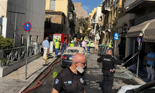 Έκρηξη στην Πλάκα: «Ήταν ένα μπαμ κι αμέσως μετά είδαμε το κτίριο να καταρρέει»
