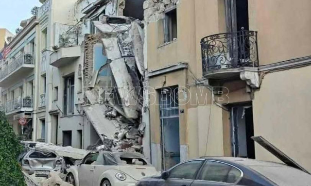 Χρυσοχοΐδης για κατάρρευση κτιρίου στην Πλάκα: Δεν ξέρουμε αν υπάρχουν μέσα εγκλωβισμένοι