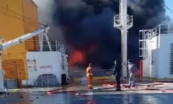 «Φύγετε Νίκο! Πίσω φωνάζει! Πίσω!»: Οι δραματικές στιγμές εν πλω από τη φωτιά στο πλοίο Blue Carrier