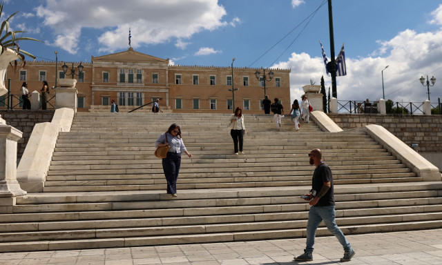 Κοινωνία σε αναζήτηση, κυβέρνηση σε κατενάτσιο